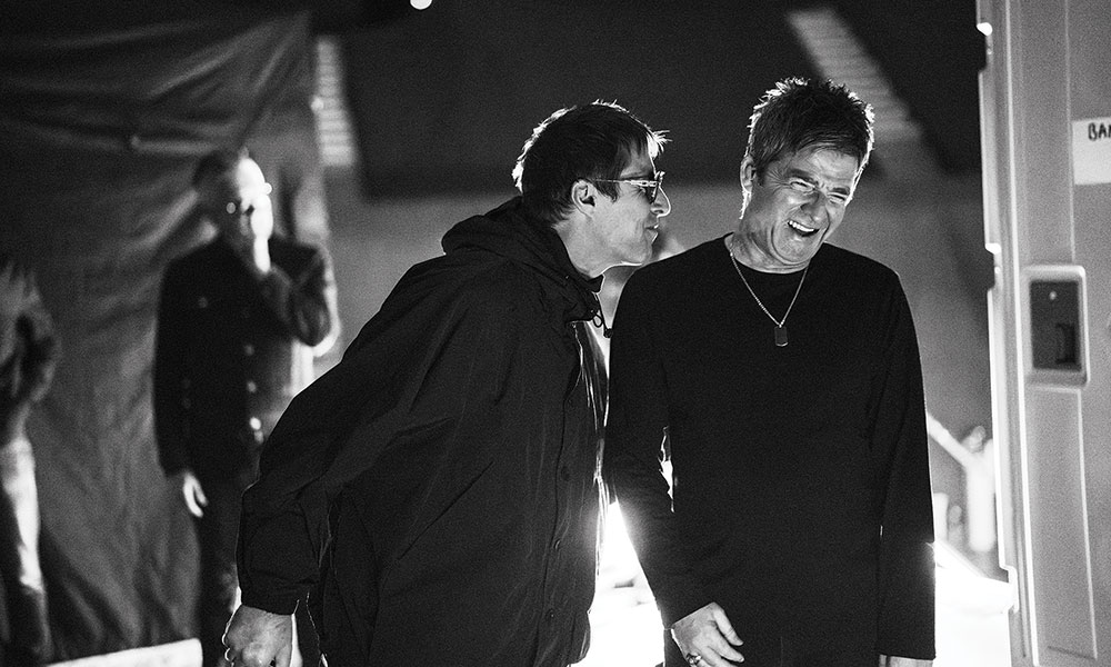 DontLookBackInAnger_Simon-Emmett_Oasis_Tokyo_Doc